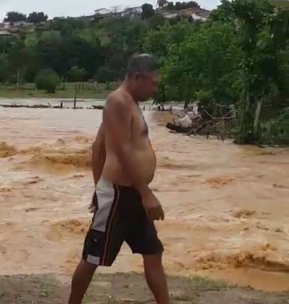 Urgente em Macarani: Homem se arrisca, pula em rio e é levado pela  correnteza; Veja vídeo - Blog do Edyy